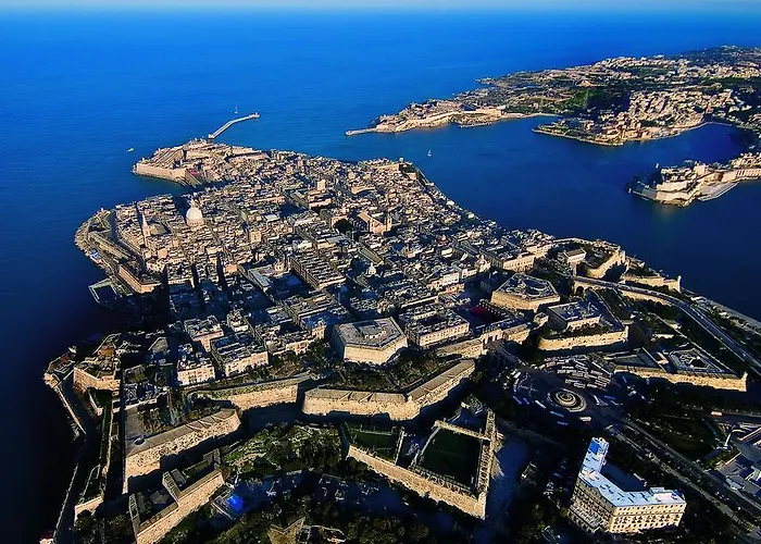 Blue Harbour Seafront Penthouse With Large Terrace With Panoramic Sea Views - By Getawaysmalta Lägenhet *