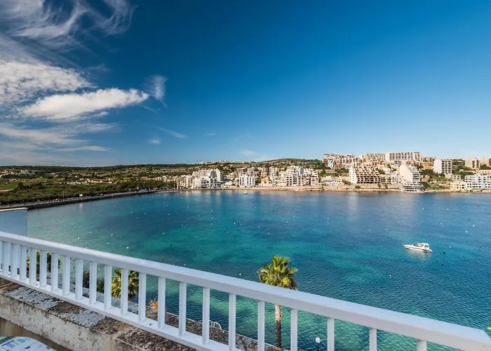 Lägenhet Blue Harbour Seafront Penthouse With Large Terrace With Panoramic Sea Views - By Getawaysmalta *