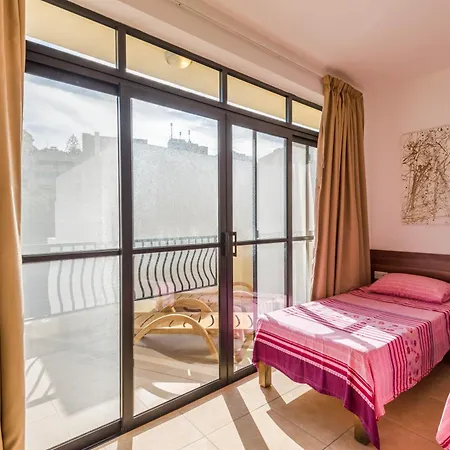Blue Harbour Seafront With Large Terrace With Panoramic Sea Views - By Getawaysmalta 아파트