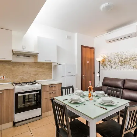 Lejlighed Blue Harbour Seafront Penthouse With Large Terrace With Panoramic Sea Views - By Getawaysmalta *